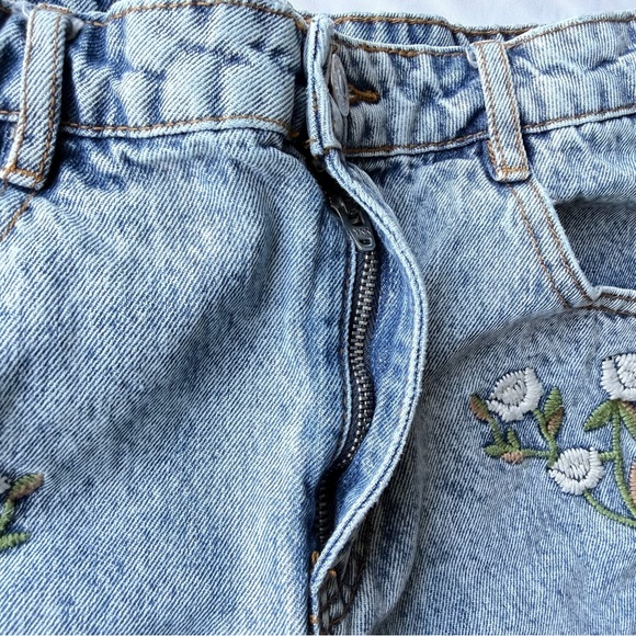 Forever 21 Blue Denim Short Shorts with Floral Embroidery Women’s Size 28 - Picture 6 of 9